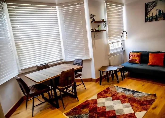 Airy, 3 Bedrooms, Ensuite , Central London Flat